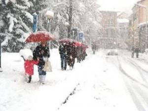 Neve e gelo stringono la Sardegna Centrale Disagi nella circolazione Oggi scuole chiuse