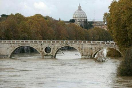 Dopo una lite con la moglie lancia figlio di 16 mesi dal Tevere