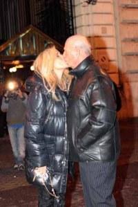 Mara Venier festeggia il compleanno di Nicola Carraro con molti amici vip.