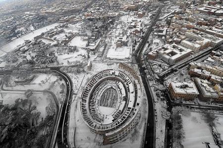 Roma neve Colosseo 1 copertina Roma imbiancata fotografata DALL’ALTO | FOTO