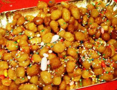 Un tempo gli Struffoli venivano preparati nei conventi, e recati in dono a Natale alle famiglie nobili.