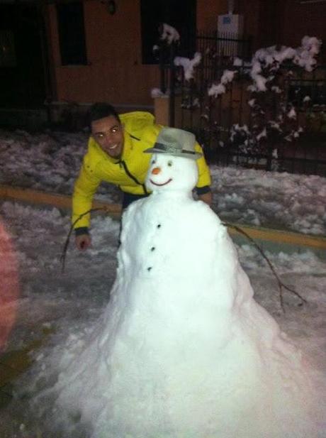 Marco Carta ha fatto un pupazzo e per la neve va pazzo