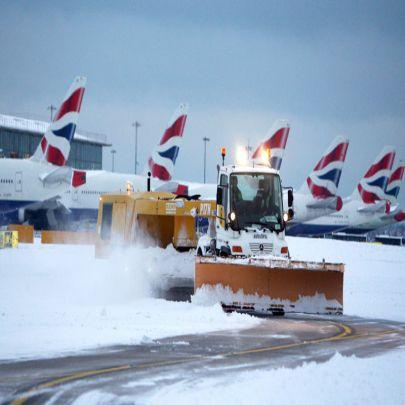 Ma anche in Ingilterra non se la passano bene. In ginocchio l'aeroporto di Heathrow