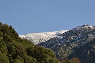 I prati, la neve e il parapendio, in febbraio