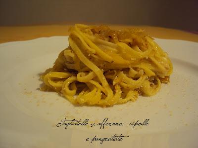 Luminoso nido di tagliatelle , ovvero tagliatelle con cipolle, zafferano e pangrattato