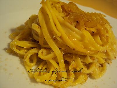 Luminoso nido di tagliatelle , ovvero tagliatelle con cipolle, zafferano e pangrattato