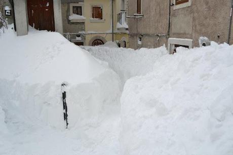 Opi, Abruzzo: più di 2 metri di neve sulla strada, le incredibili immagini!