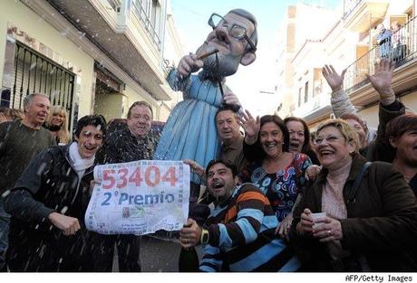 I 250 abitanti di un paesino spagnolo vincono alla lotteria cento milioni di euro. Tutti, tranne uno, che non aveva comperato il biglietto