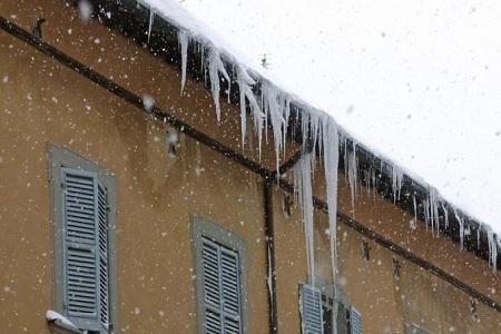 stallattiti sui cornicioni Milano, attenzione alle “Stalattiti Cadenti” dai cornicioni!