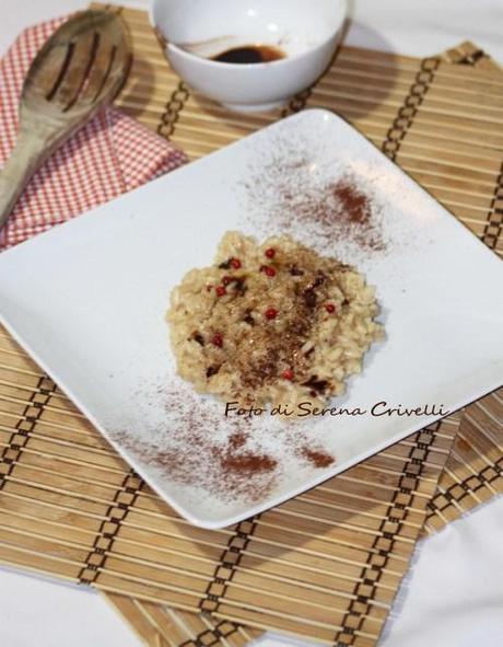 RISOTTO ALL’OLIO AROMATIZZATO AL CACAO AMARO E PEPE ROSA di Dolcipensieri