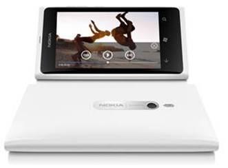 Nokia Lumia 800 Bianco : Lo smartphone Windows Phone Bianco sposa l’eleganza