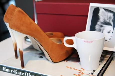 SCARPE, RIVISTE E QUALCOSA DI FORTE DA BERE