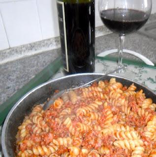 FUSILLI AL SUGO DI SALSICCIA PROFUMATA AL SANGIOVESE