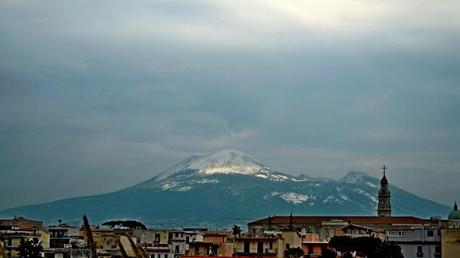 Postcards from Pompeii: Al risveglio, il Vesuvio innevato