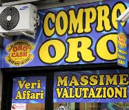 “Compro oro”, boom di negozi che comprano preziosi in contanti