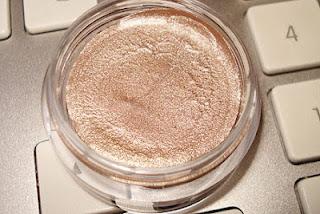 Essence Stay All Day Long Lasting Eyeshadow in #2 Glammy Goes To...