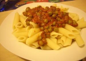 Penne al sugo di funghi e piselli