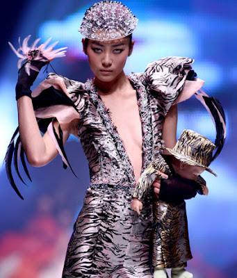 Foto Sexy Liu Wen, la Cina si fa sexy e va in passerella