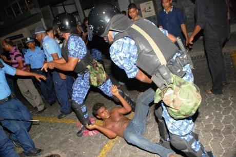 Gravi incidenti per le strade di Male, capitale delle Maldive, dopo il colpo di stato. Scontri, intervento brutale della polizia, forse c'è un morto