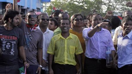 Gravi incidenti per le strade di Male, capitale delle Maldive, dopo il colpo di stato. Scontri, intervento brutale della polizia, forse c'è un morto