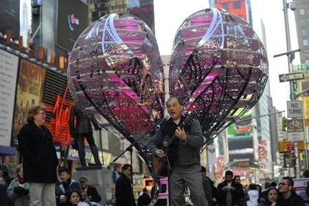 Serenata a Times Square copertina San Valentino, idee per stupire! Foto