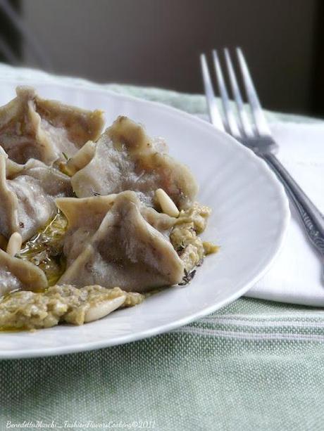 Ravioli radicchio e speck su pesto di carciofi  (ve li avevo promessi...)