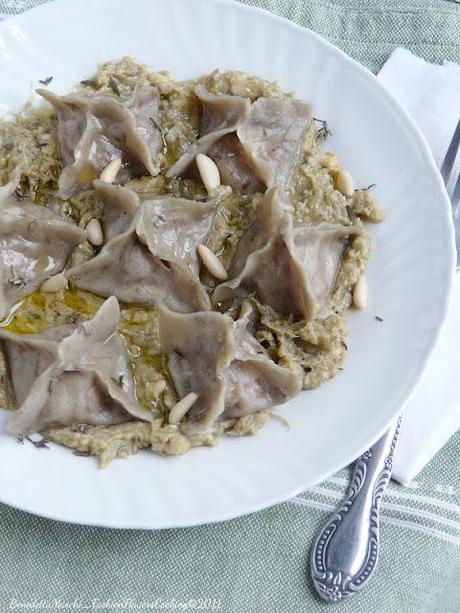 Ravioli radicchio e speck su pesto di carciofi  (ve li avevo promessi...)