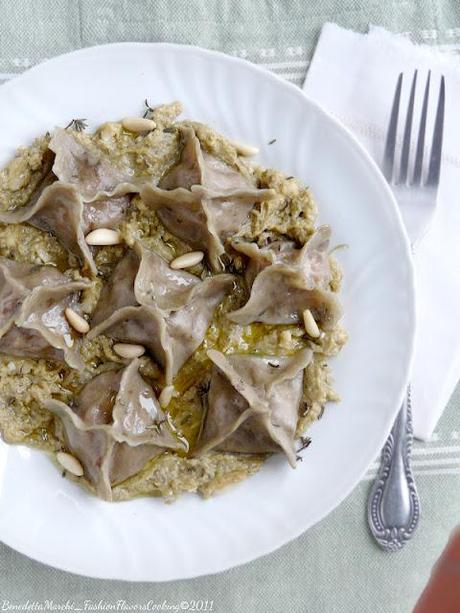 Ravioli radicchio e speck su pesto di carciofi  (ve li avevo promessi...)