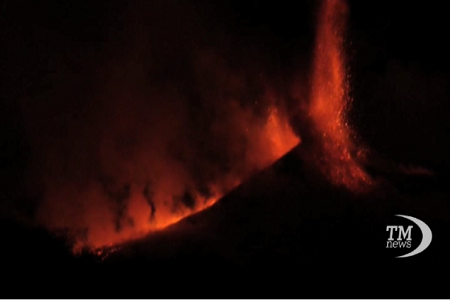 eruzione notturna etna 8 9 Frbb Etna, spettacolare eruzione la notte scorsa. VIDEO
