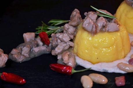 Budini di polenta con faraona al rosmarino e crema piccante ai cannellini