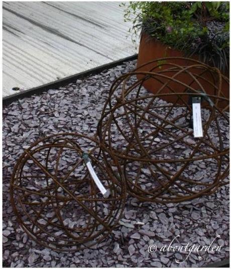 Shabby Chic on Friday: Ball and Globe in the garden