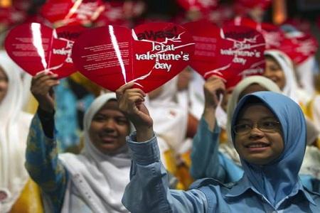 anti san valentino 1 Malaysia, ragazze “anti San Valentino” manifestano. FOTO