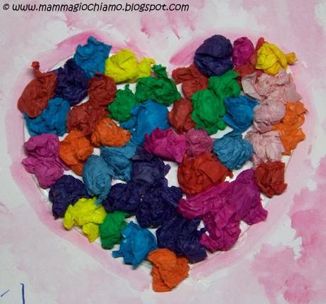 Biglietti di San Valentino: un cuore con palline di carta velina multicolore