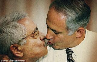 News fashion: new campaign Benetton unhate ! The pope kissing the egyptian  imam