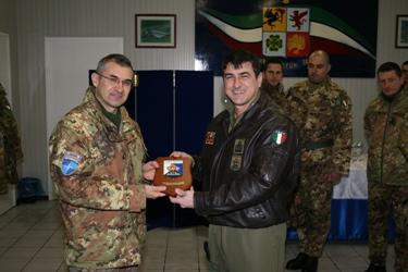 Kosovo/ Aeroporto Amiko. Il Comandante del MNBG-W in visita alla Task Force Air di Gjakova.