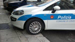 Palermo, l’auto dei Vigili di Cinisi con le ruote sul marciapiede