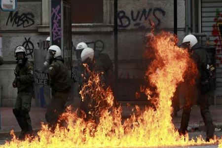 atene proteste 10 Febb. copertina Atene, guerriglia in città! FOTO