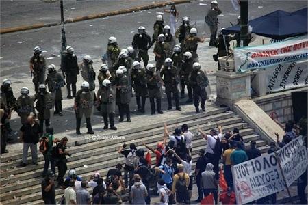 protesta atene piazza Syntagma Atene, guerriglia in città! FOTO