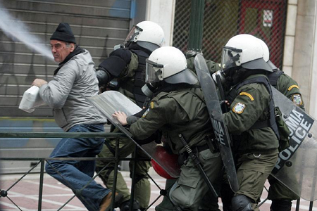 proteste atene 4 Atene, guerriglia in città! FOTO