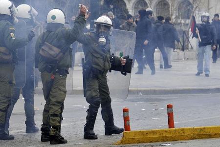 proteste atene 3 Atene, guerriglia in città! FOTO