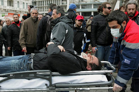 proteste atene 5 Atene, guerriglia in città! FOTO