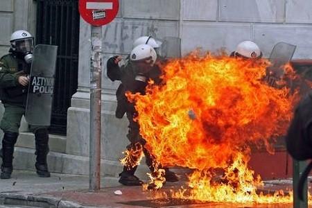 protesta atene 1 Atene, guerriglia in città! FOTO