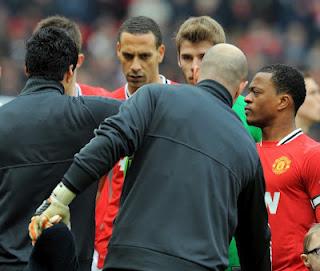 Manchester-Liverpool: Suarez nega la mano a Evra, scoppia la bufera!
