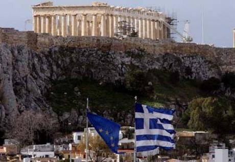 Atene: tensione davanti al parlamento che vara il piano di austerity. Stanno arrivando i black bloc