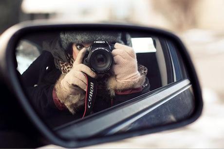 Le mani che tremano, il sole e i piedi nella neve.