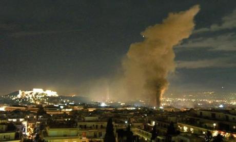 Grecia in fiamme: arresti e feriti