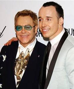 Elthon John e David Furnish hanno riempito un raccoglitore con le notizie e le fatiche che hanno portato alla nascita del piccolo Zachary.