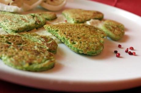 Frittatine di farina di piselli in crema quasi guacamole.