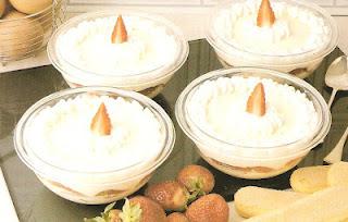 Coppette di budino alla vaniglia e fragole