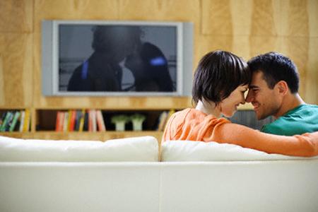 coppia guarda film romantico San Valentino: film consigliati da vedere